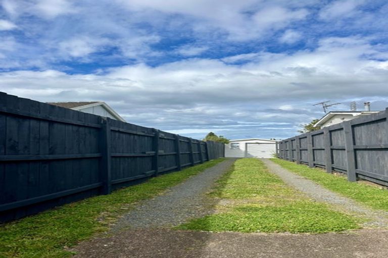 Photo of property in 2/19 Flanshaw Road, Te Atatu South, Auckland, 0610