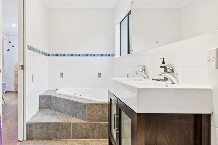 Photo of property in 12b Kimberly Grove, Greenhithe, Auckland, 0632