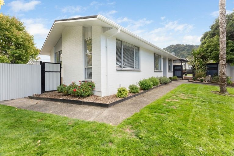 Photo of property in 25 Montana Road, Totara Park, Upper Hutt, 5018