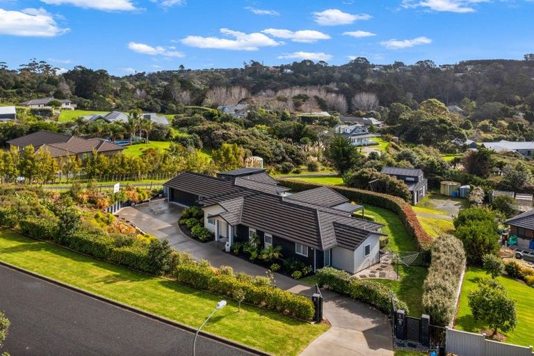 Photo of property in 60 Roberts Road, Matakatia, Whangaparaoa, 0930