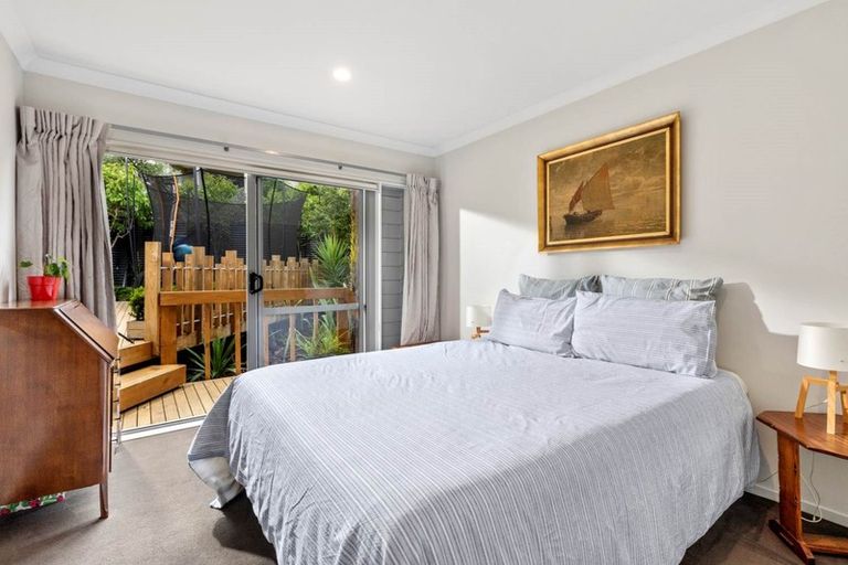 Photo of property in 70 Rising Parade, Fairview Heights, Auckland, 0632