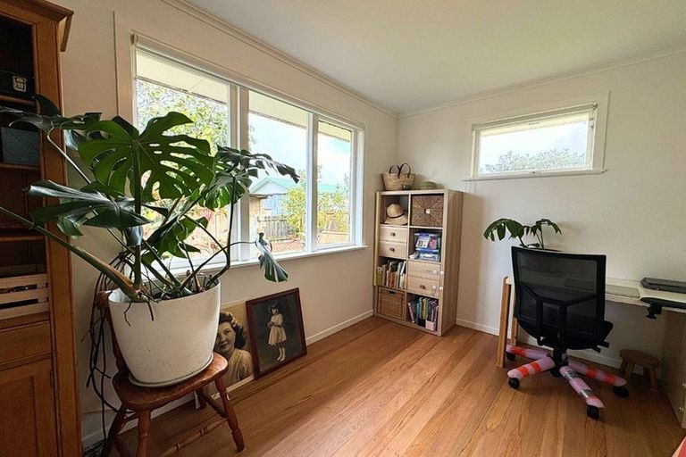 Photo of property in 5a Waipani Road, Te Atatu Peninsula, Auckland, 0610