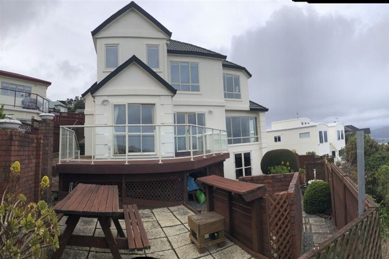 Photo of property in 22 Dress Circle, Newlands, Wellington, 6037