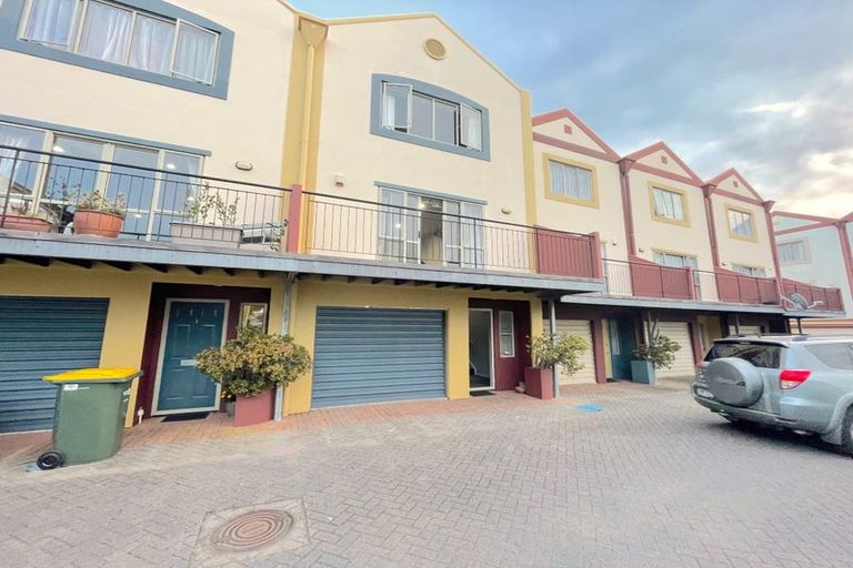 Photo of property in Lakeview Terrace, 2/14 Ambrico Place, New Lynn, Auckland, 0600
