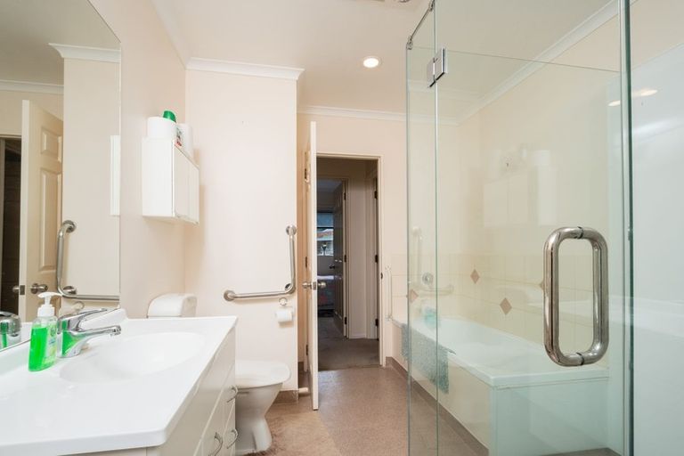 Photo of property in 5/16 Vinograd Drive, Te Atatu Peninsula, Auckland, 0610