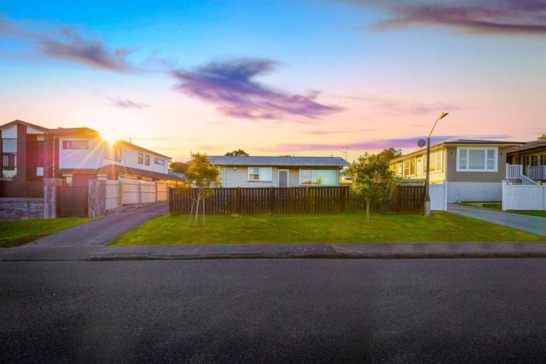 Photo of property in 18 Blue Way, Glendene, Auckland, 0602