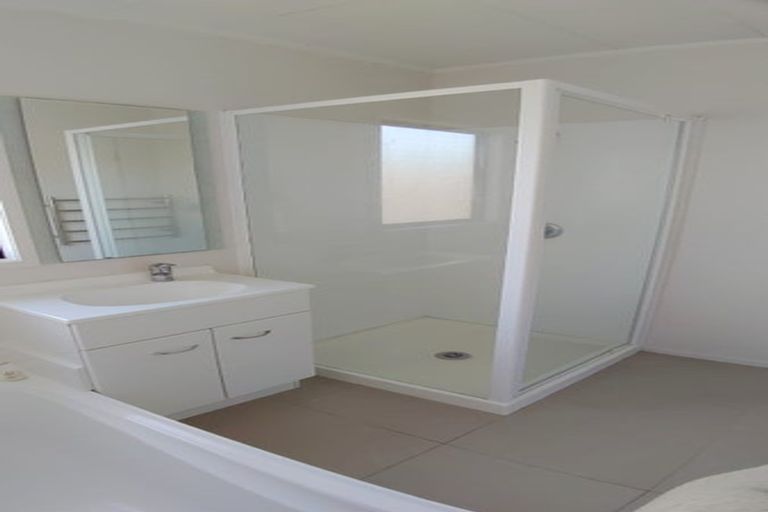 Photo of property in 2/1 Landsdale Place, Massey, Auckland, 0614