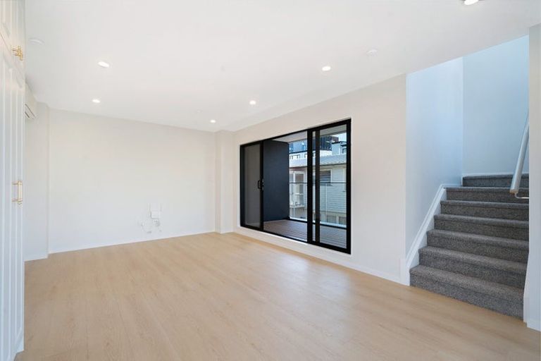 Photo of property in 9 Lomond Street, Newlands, Wellington, 6037