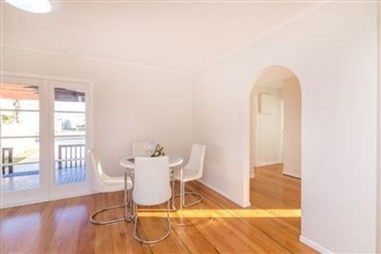 Photo of property in 2 Totara Road, Te Atatu Peninsula, Auckland, 0610