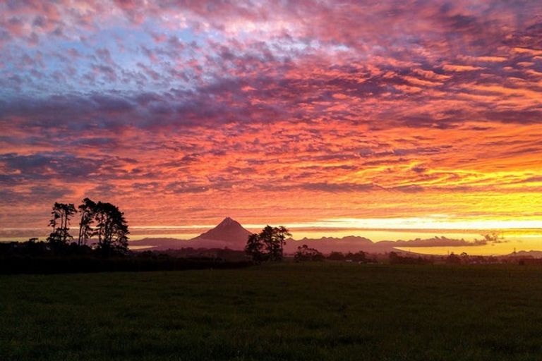 Photo of property in 450 Waitara Road, Huirangi, New Plymouth, 4373