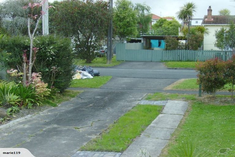 Photo of property in 1/12 Hinekohu Street, New Lynn, Auckland, 0600