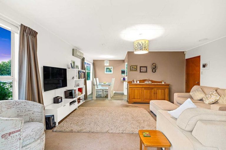 Photo of property in 2 Allington Road, Massey, Auckland, 0614