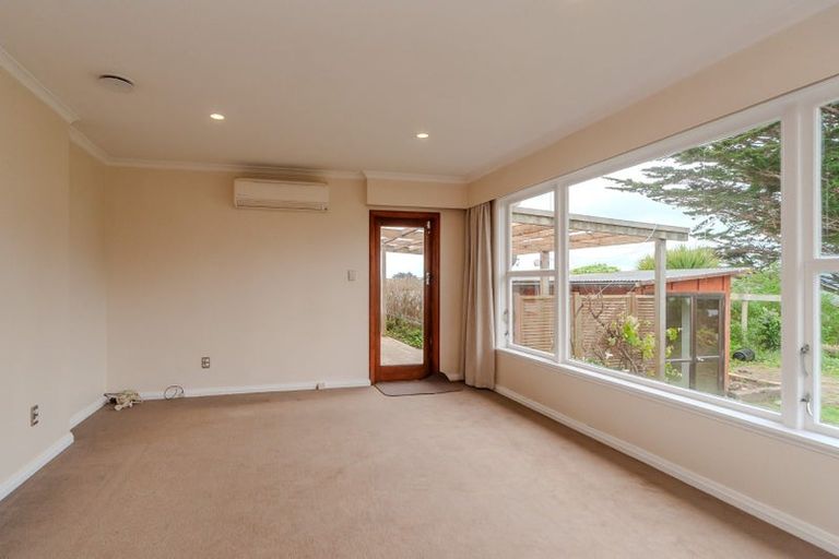 Photo of property in 19 Pinkerton Grove, Newlands, Wellington, 6037