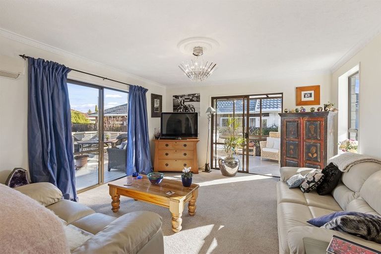 Photo of property in 2/135 Sawyers Arms Road, Northcote, Christchurch, 8052