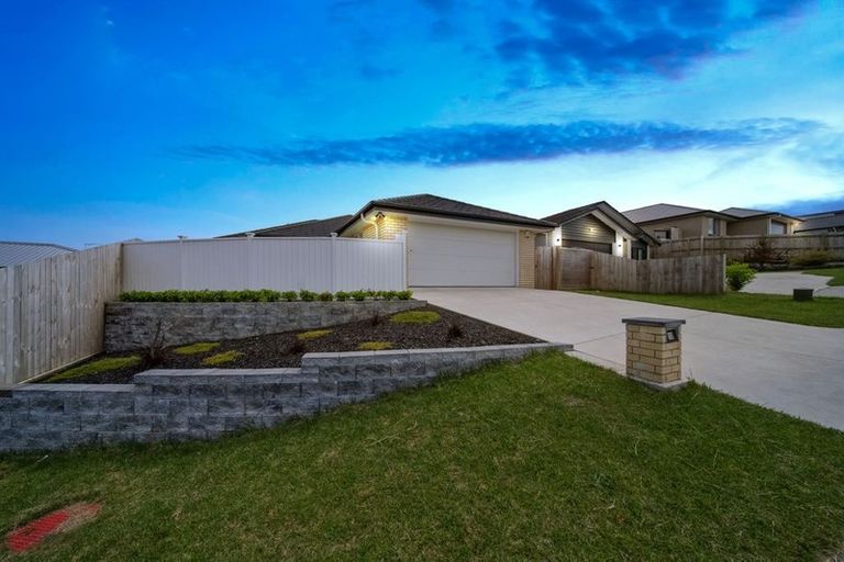 Photo of property in 12 Regis Park Drive, Pukekohe, 2120