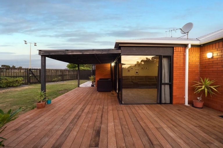 Photo of property in 2/17 Fieldmoor Place, Parklands, Christchurch, 8083