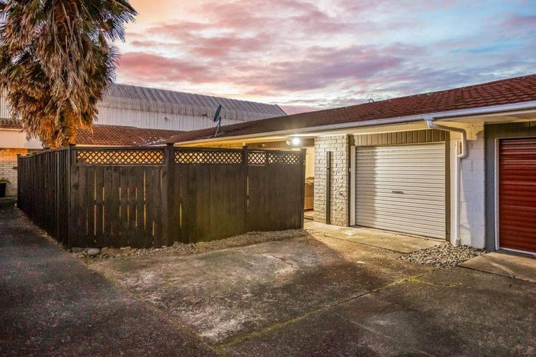 Photo of property in 3/29 Garelja Road, Henderson, Auckland, 0612