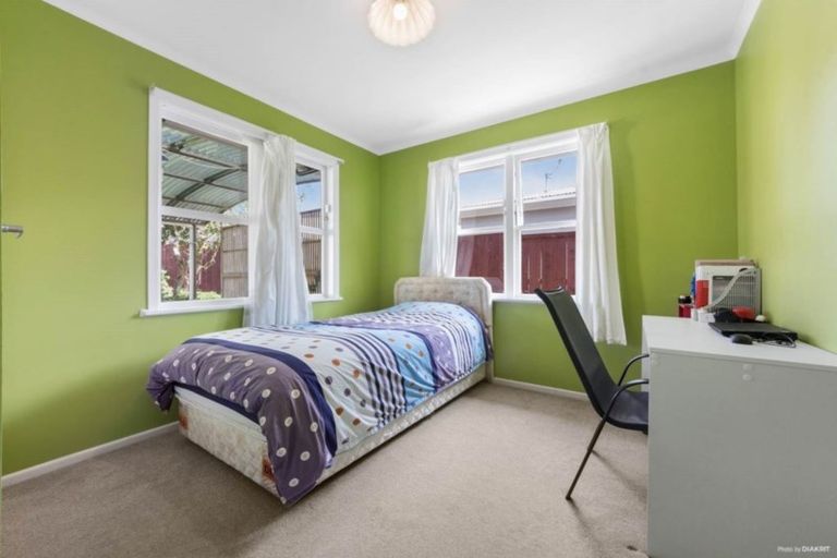 Photo of property in 17 Tamariki Avenue, Kelston, Auckland, 0602