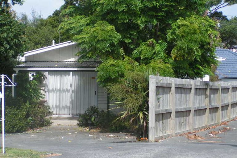 Photo of property in 2/42 Lyttelton Avenue, Forrest Hill, Auckland, 0620