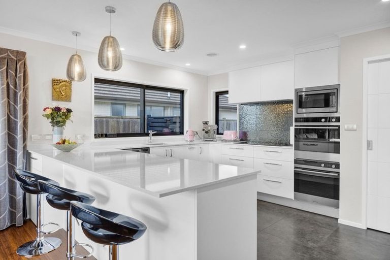 Photo of property in 8 Greenridge Lane, Merrilands, New Plymouth, 4312