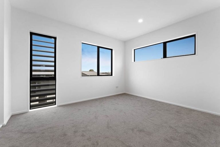 Photo of property in 18 Dotterel Place, Westgate, Auckland, 0614