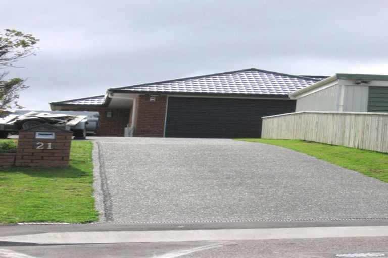 Photo of property in 21 Horokiwi Road West, Newlands, Wellington, 6037