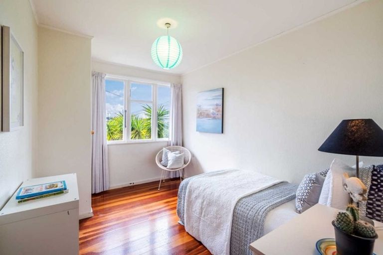 Photo of property in 2 Nutsey Avenue, Northcote, Auckland, 0627