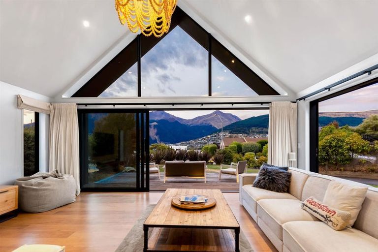 Photo of property in 8 Redwood Court, Kelvin Heights, Queenstown, 9300