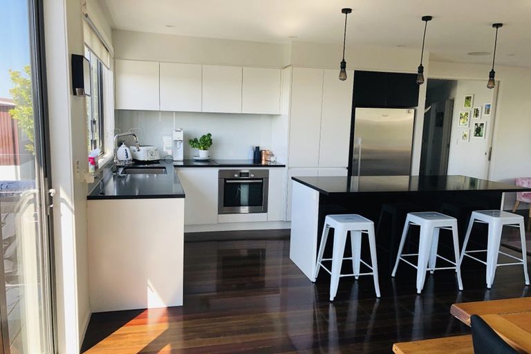 Photo of property in 560 Beach Road, Rothesay Bay, Auckland, 0630