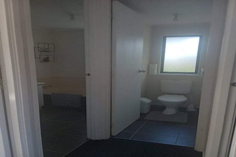 Photo of property in 17 Oreil Avenue, West Harbour, Auckland, 0618