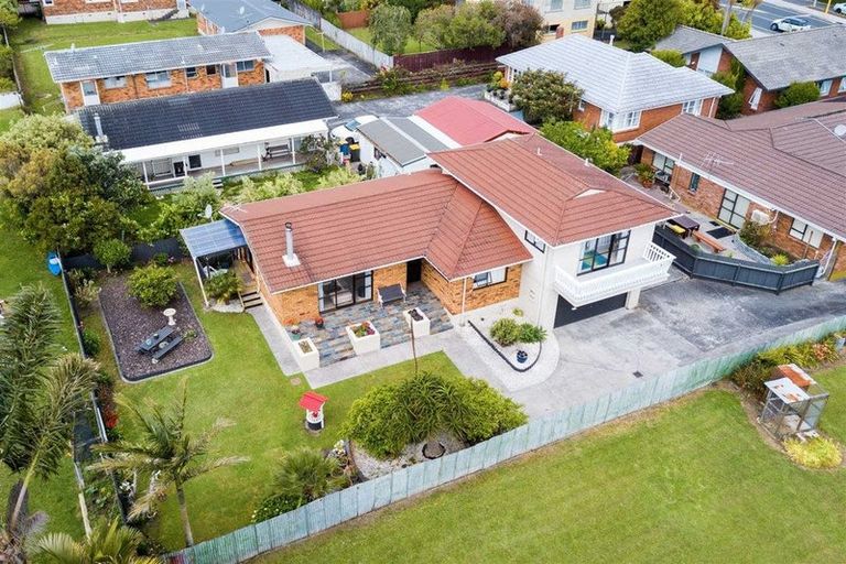 Photo of property in 208 Edmonton Road, Te Atatu South, Auckland, 0610