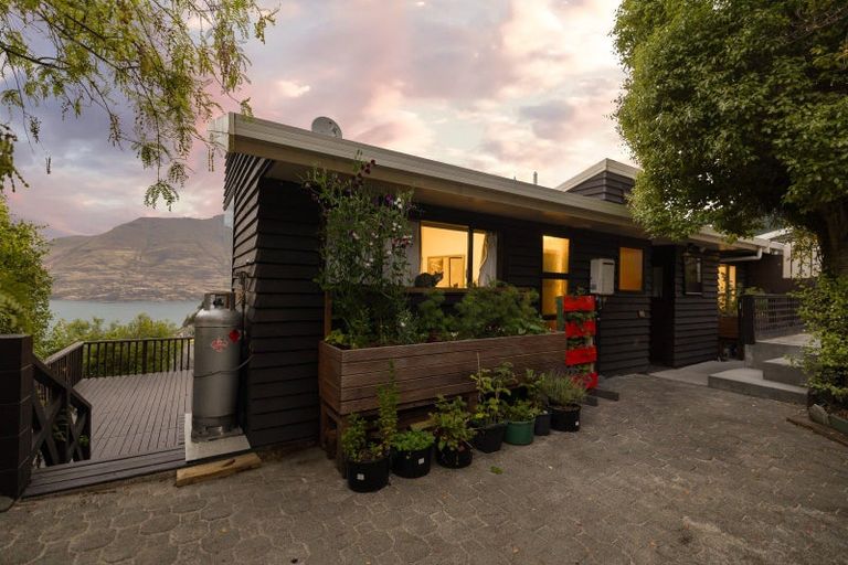 Photo of property in 4b Caples Place, Fernhill, Queenstown, 9300