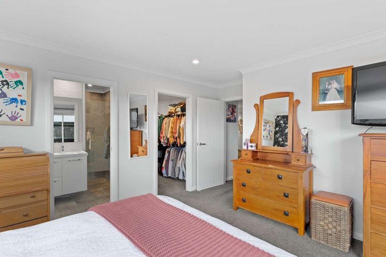 Photo of property in 69 Johnstone Drive, Fitzherbert, Palmerston North, 4410