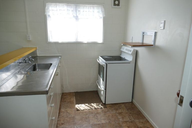 Photo of property in 5 Miltonia Avenue, Te Atatu South, Auckland, 0610