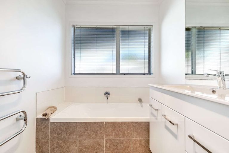 Photo of property in 6 Bibury Avenue, Henderson, Auckland, 0612