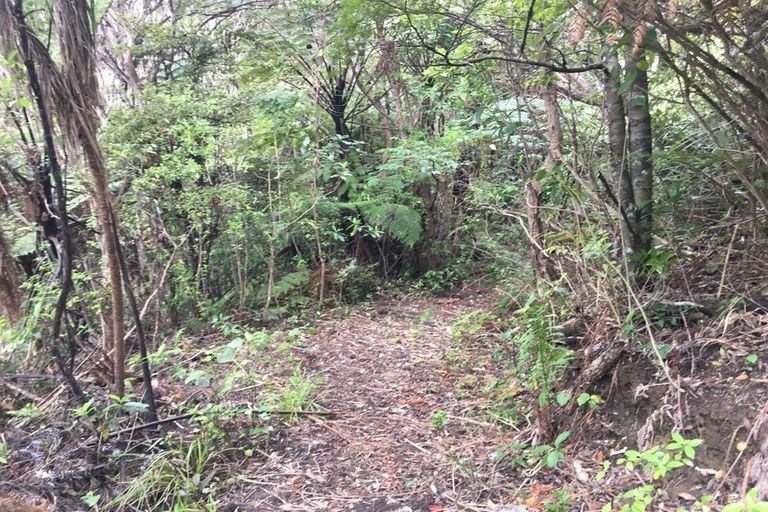 Photo of property in 112 Piha Road, Piha, 0772