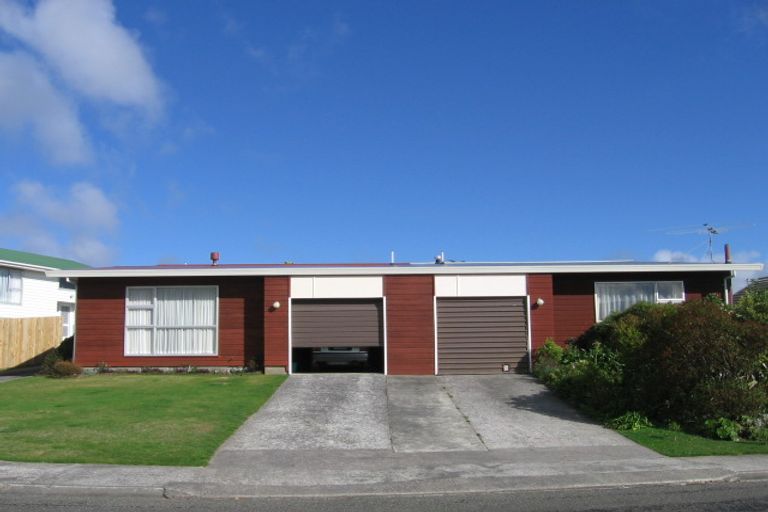 Photo of property in 1 Kingsbridge Place, Newlands, Wellington, 6037