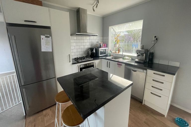 Photo of property in 16 Evesham Place, Newlands, Wellington, 6037