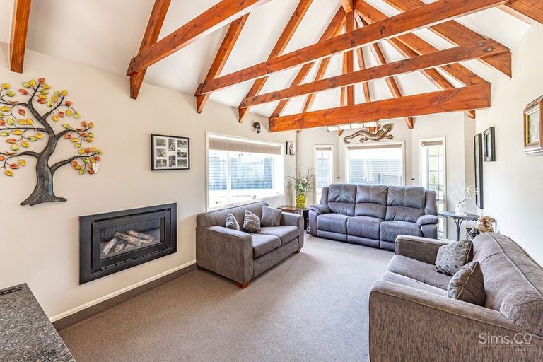 Photo of property in 2 Burtts Road, Durie Hill, Whanganui, 4500