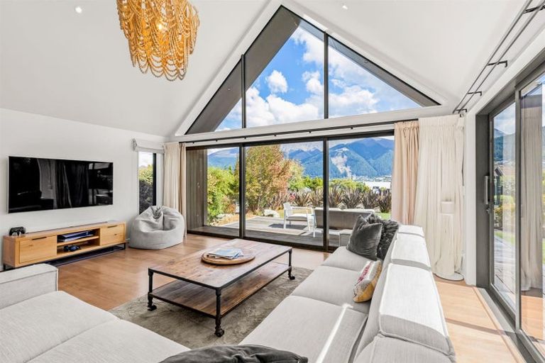 Photo of property in 8 Redwood Court, Kelvin Heights, Queenstown, 9300