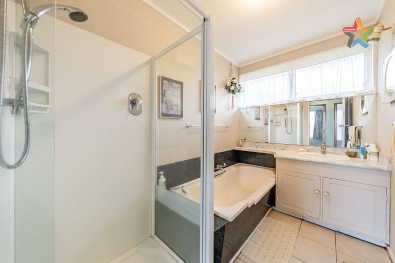 Photo of property in 2 Honeysuckle Grove, Maungaraki, Lower Hutt, 5010