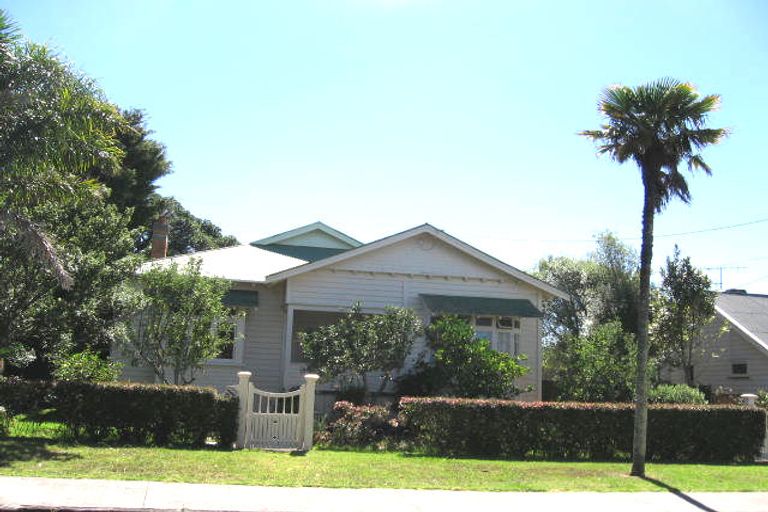 Photo of property in 14 Ocean View Road, Milford, Auckland, 0620