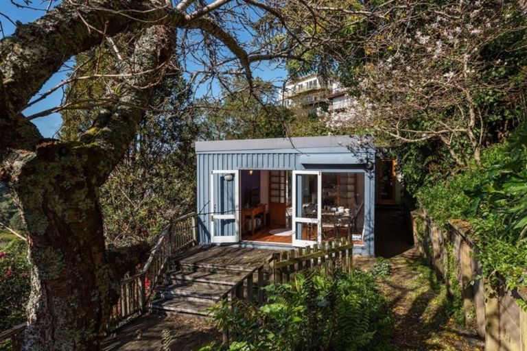 Photo of property in 33 Harbour View Road, Northland, Wellington, 6012