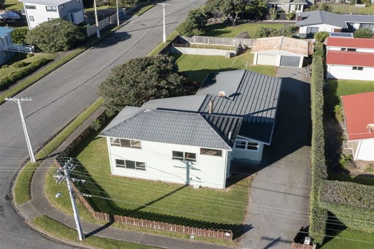Photo of property in 98 Field Way, Waikanae Beach, Waikanae, 5036
