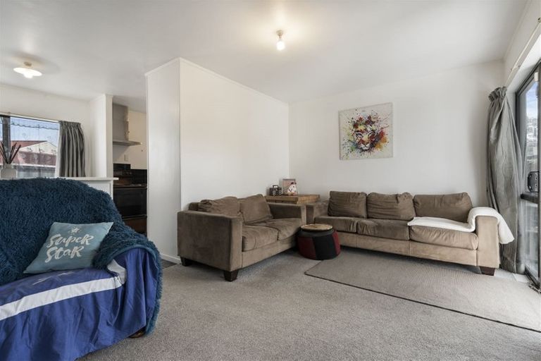 Photo of property in 2/4 Maplesden Drive, Clendon Park, Auckland, 2103