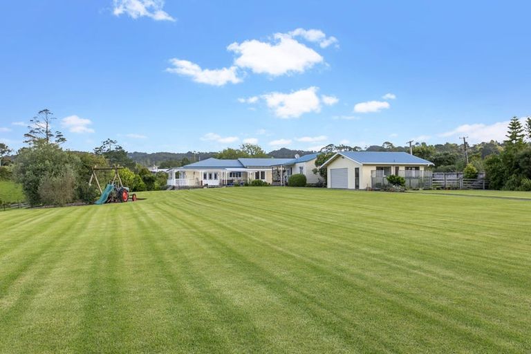 Photo of property in 54 Shaw Road, Oratia, Auckland, 0604