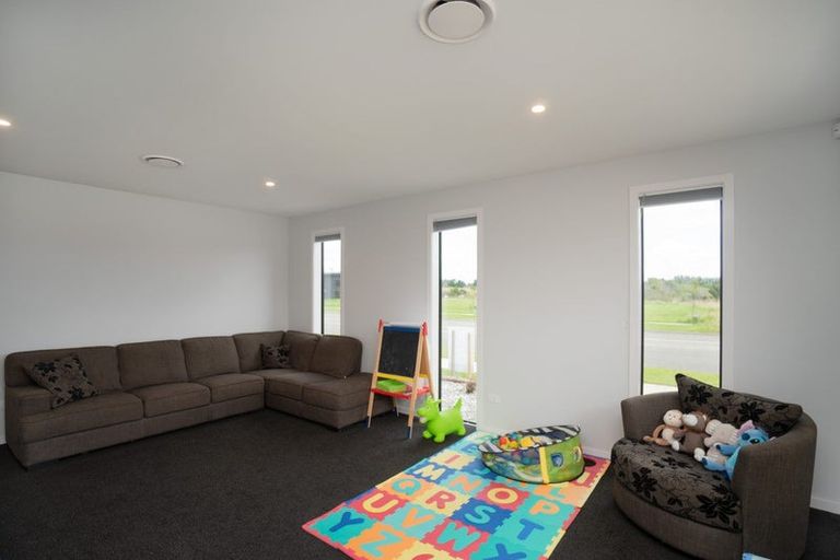 Photo of property in 76 Johnstone Drive, Fitzherbert, Palmerston North, 4410