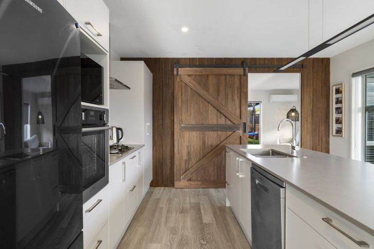 Photo of property in 90 Dunkeld Drive, Papamoa, 3118