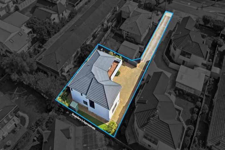 Photo of property in 2/30 Eastern Beach Road, Eastern Beach, Auckland, 2012