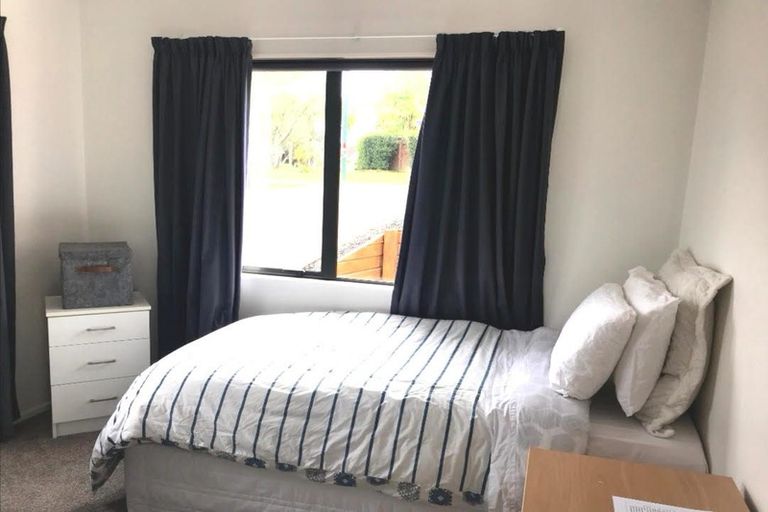 Photo of property in 10 Cayman Place, Unsworth Heights, Auckland, 0632